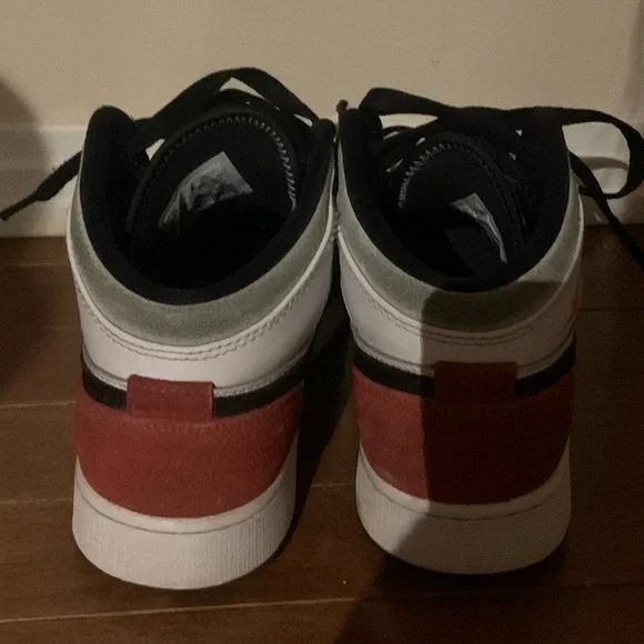 Jordan 1s mid - Picture 2 of 3